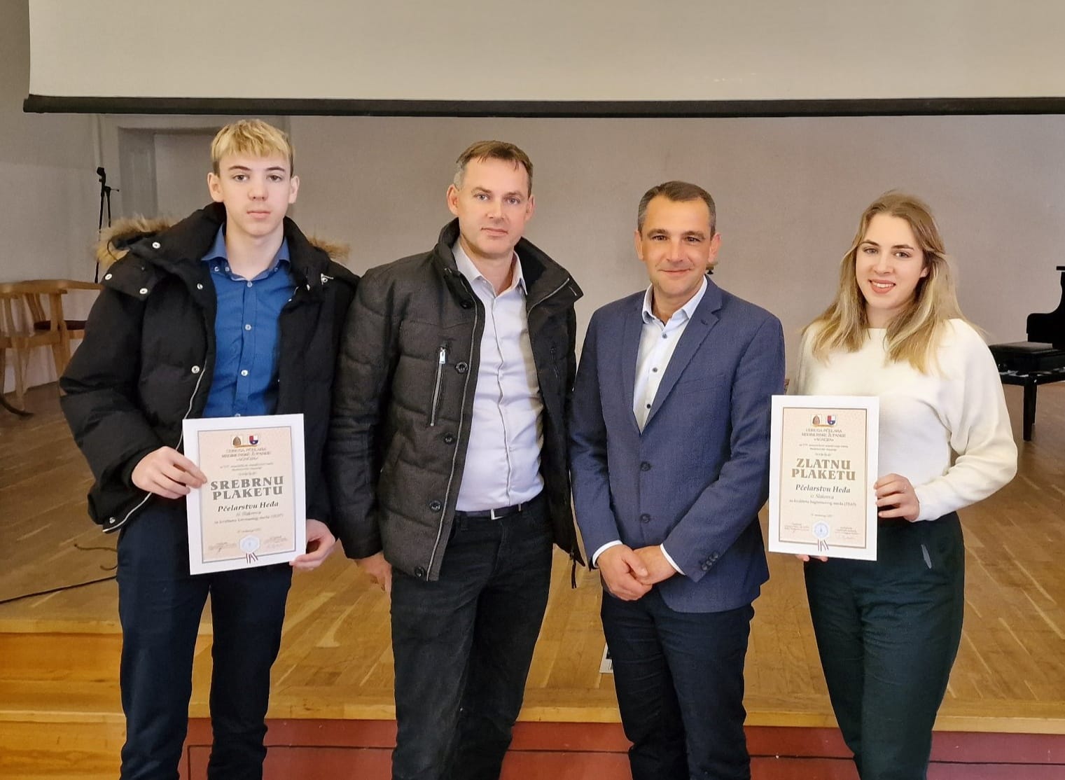 Pčelari pored svojih košnica