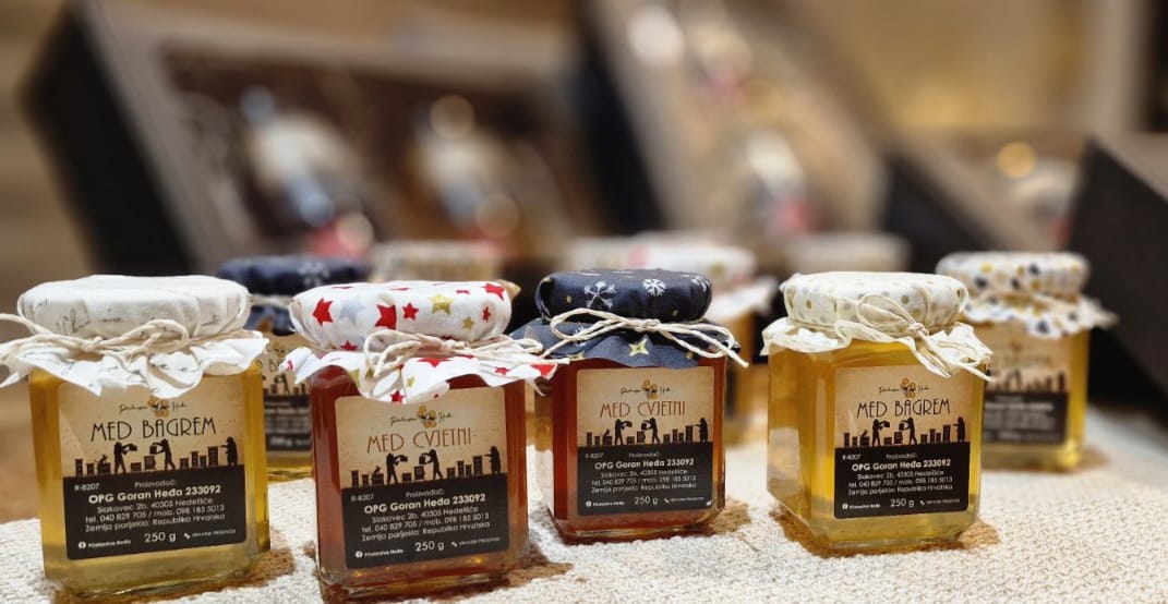 Polifloralni cvijetni med u staklenci