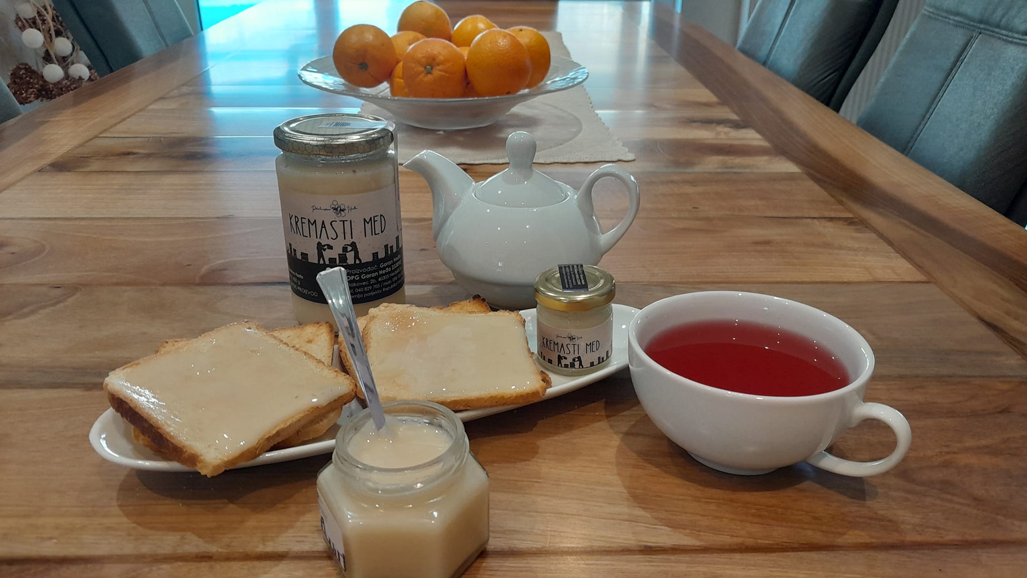 Otvorena staklenka bagremovog meda s medenom žlicom