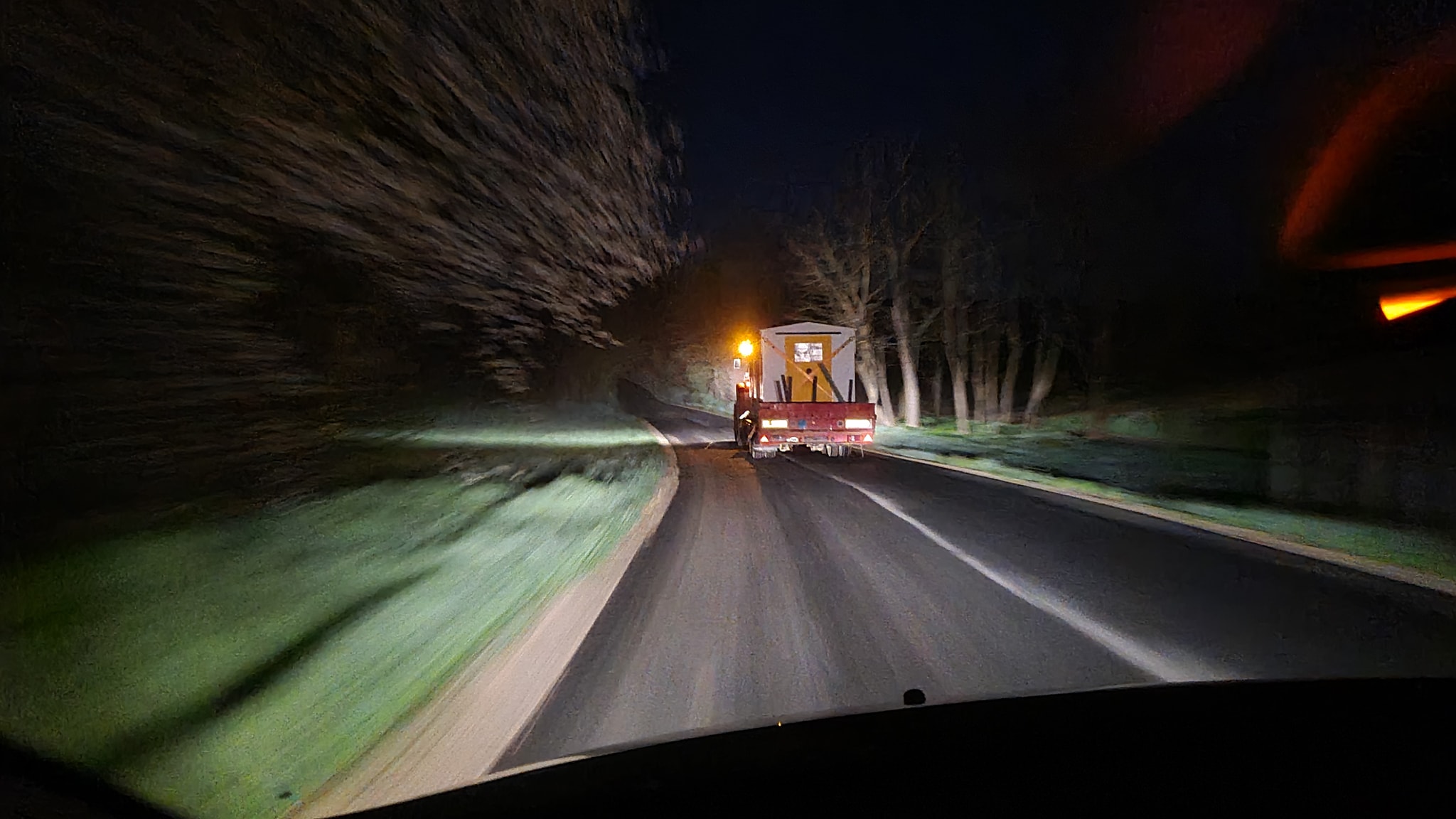 Cvjetni med kaplje na žlicu